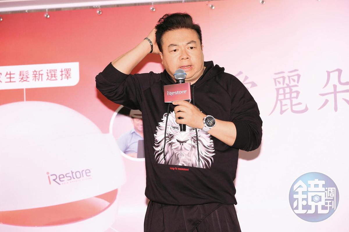 董至成的下巴肉層層堆疊,十分飽滿厚實,也讓他的脖子分外神祕。