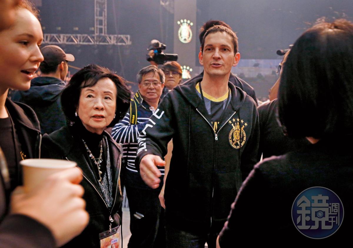 洋尪Johannes(右)跟莫文蔚的媽媽(左)在台下觀賞演出。