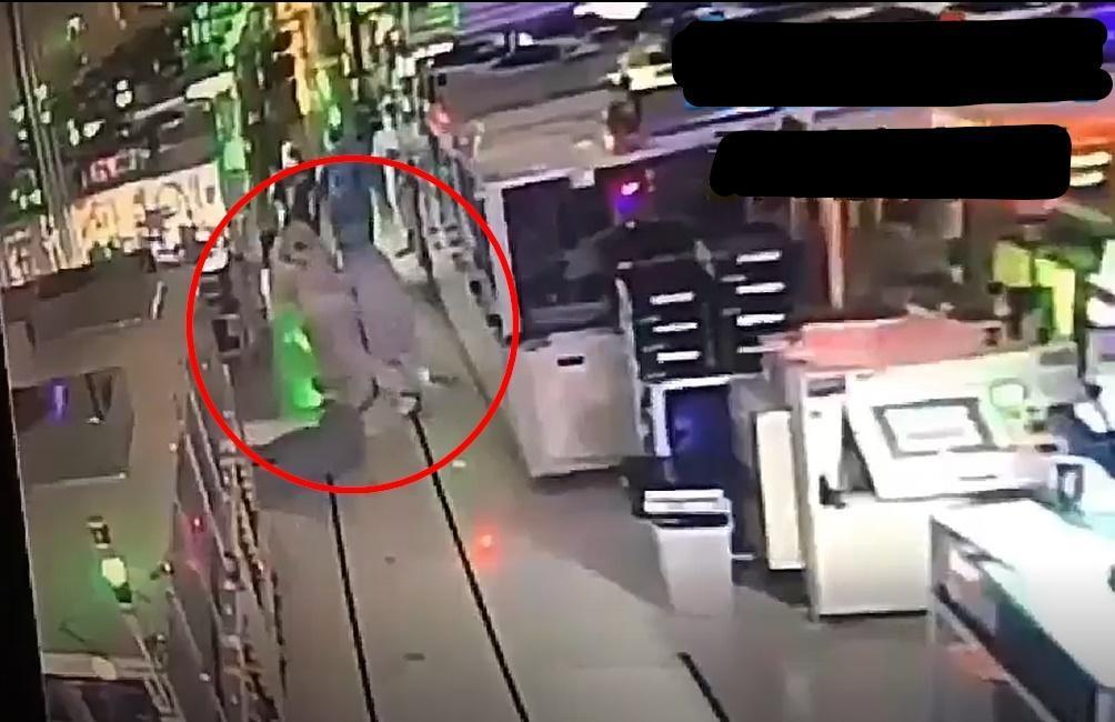 有同仁上前將2人拉開,避免事態擴大。(翻攝畫面)