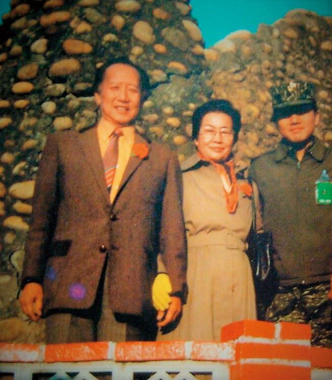 陳銘驤(右)軍校畢業後擔任陸戰隊排長,邀請父母來台中清泉崗基地遊玩。(陳銘驤提供)