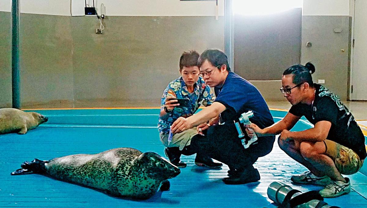 林中天(中)任教獸醫學院臨床動物醫學研究所,專長是動物眼科。(翻攝林中天臉書)