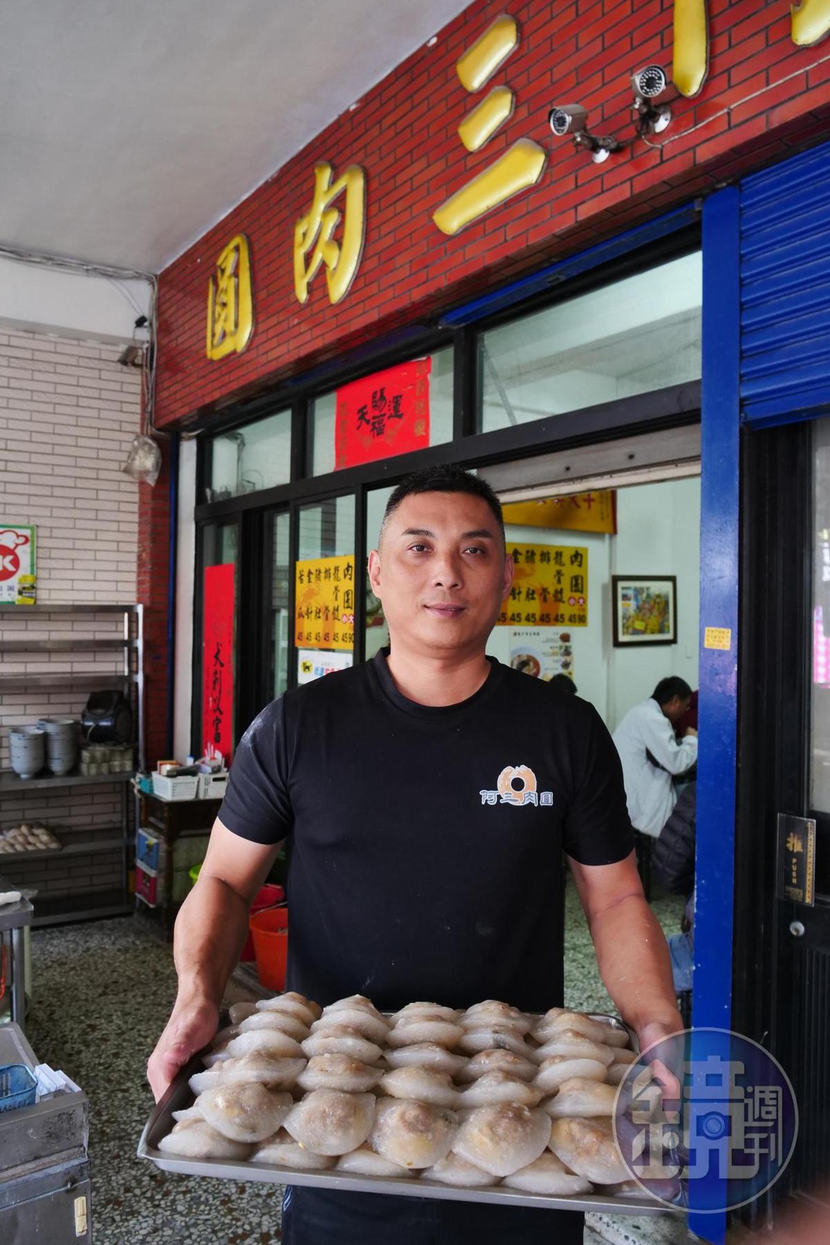 阿三肉圓第二代老闆張耀仁,承襲外公、媽媽做肉圓的好手藝。