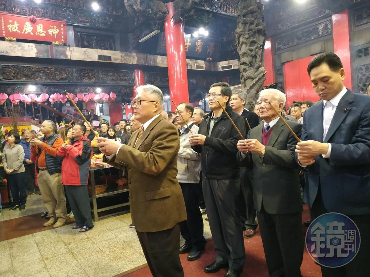 湧蓮寺主委陳宏昌先率工作人員工商團拜,接著抽出國運籤。