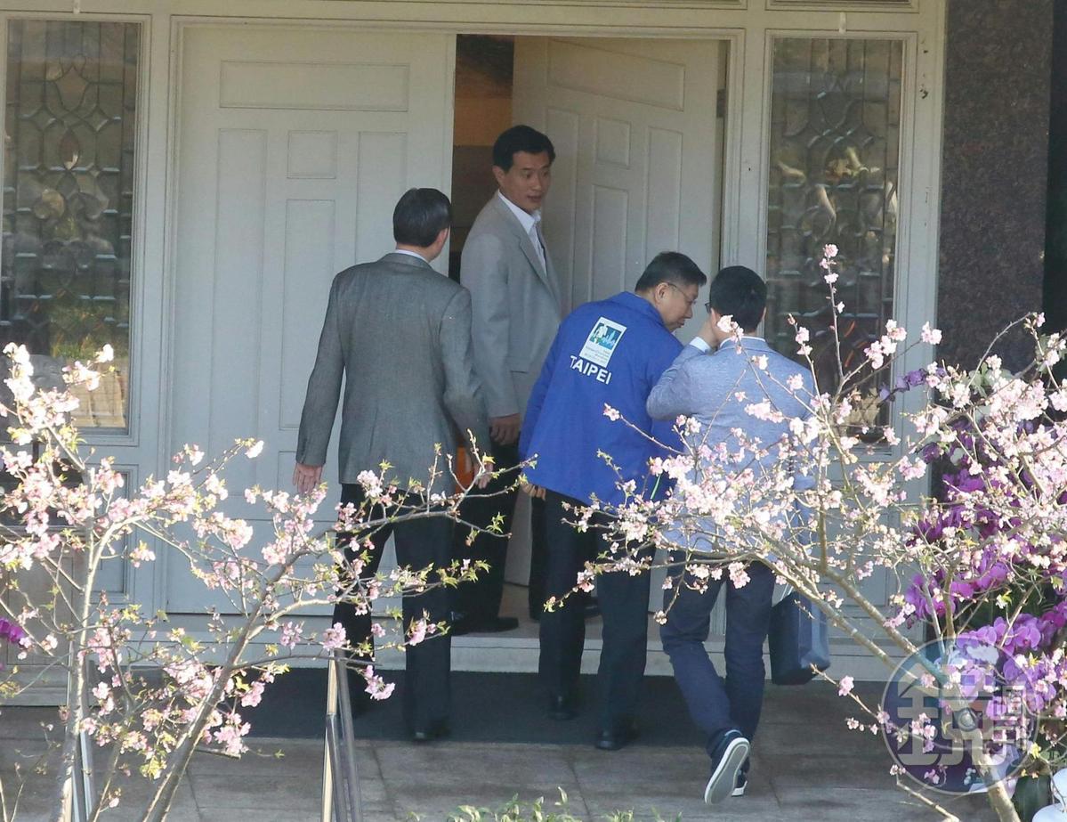 台北市長柯文哲(右2藍外套者)下午抵達翠山莊拜會前總統李登輝,柯的隨行祕書提著一盒伴手禮。