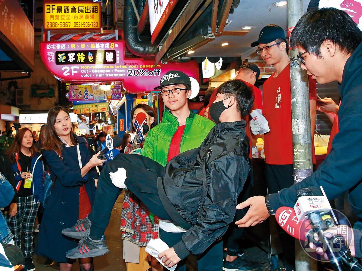雖然熱愛動漫當中的女生,不過有男粉絲對孫安佐(右二)示好要被新娘抱,他也來者完全不拒。