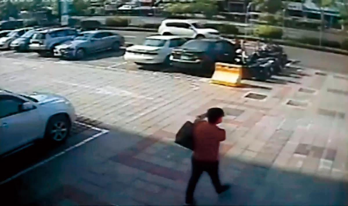 小陳背著裝鈔票的包包從高雄逃到台南家樂福,換裝離開時被監視器拍下。(翻攝畫面)