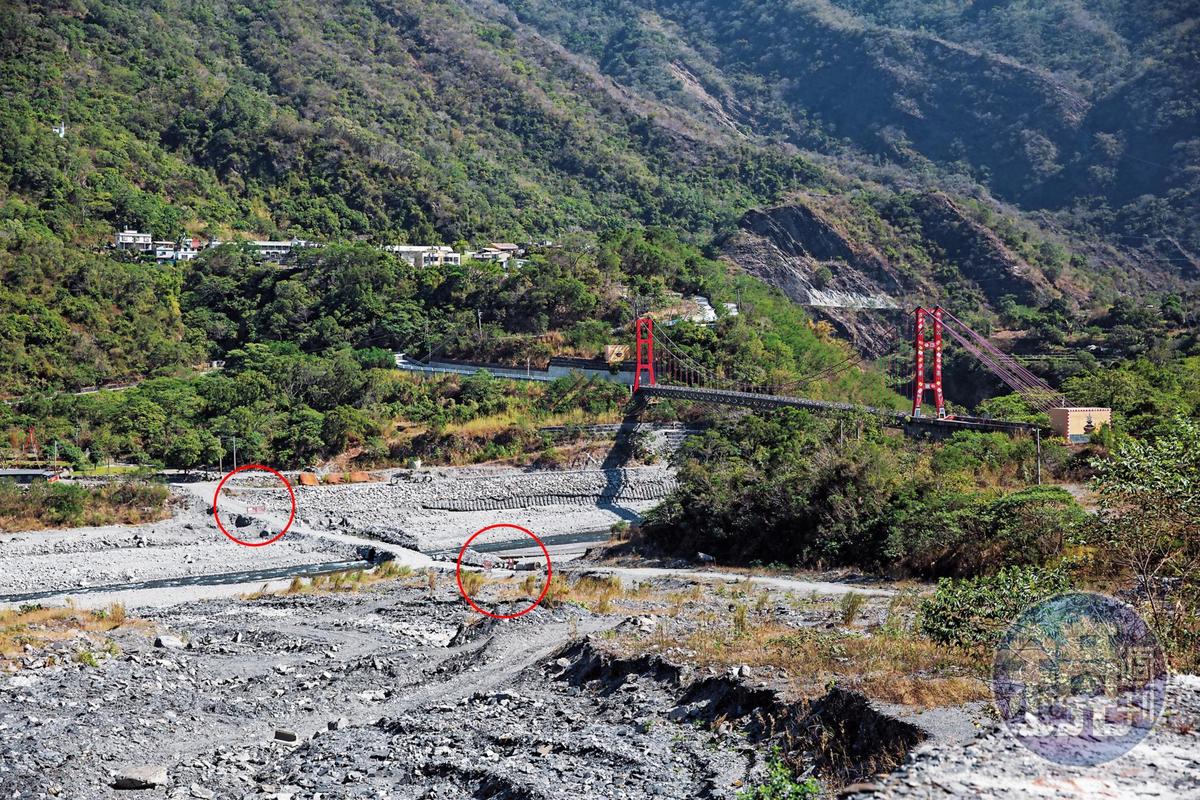 霧台鄉公所在隘寮北溪築起便道長堤,外地吉普車被迫只能選擇部落唯一入口進入哈尤溪。