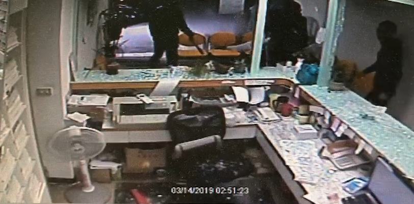 7名惡煞闖入診所,持棍棒將櫃台砸毀。(翻攝畫面)