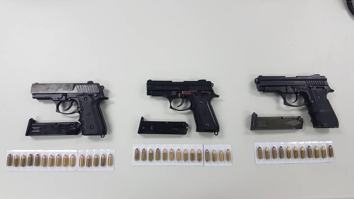 李嫌腰際緝獲的3枝改造手槍與附有彈匣及子彈40顆。(警方提供)
