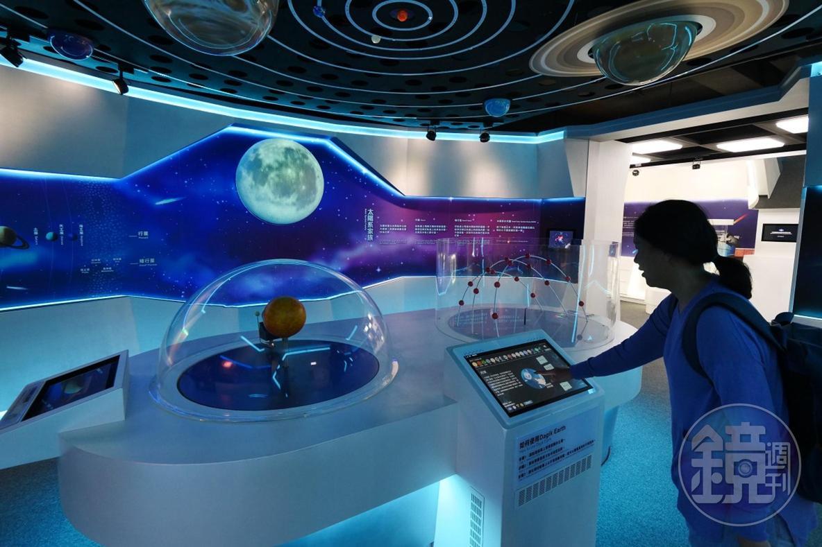 「天文展示區」內,遊客可以隨選九大行星,在螢幕上觀看星球表面。