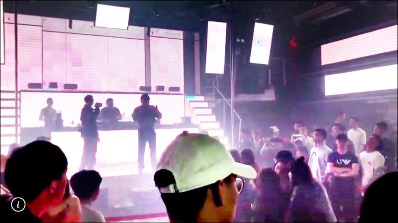轄區派出所長站上舞台強勢告誡:「絕不容許向公權力挑戰」。(警方提供)