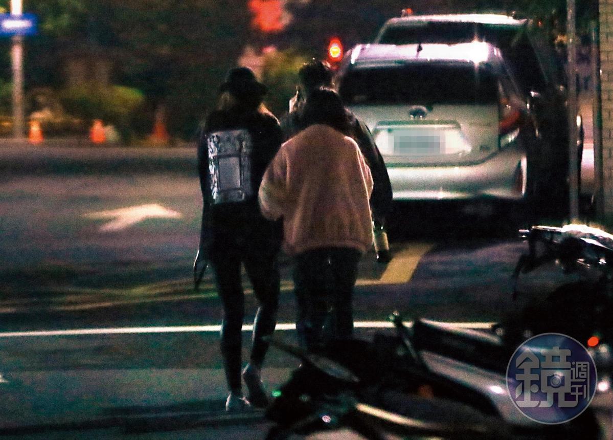 3月11日 02:45,走夜路的小禎(左),需要旁邊友人攙扶,讓人懷疑之前她的戒酒宣言。