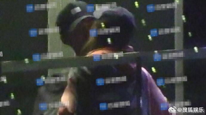 竇驍與疑似何超蓮的女生在電梯中擁吻,看來兩人打得火熱。(翻攝自搜狐娛樂微博)