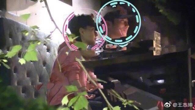 竇驍與疑似何超蓮的女生與好友聚餐時,手一直放在女方大腿上,舉動親暱。(翻攝自王志坤微博)