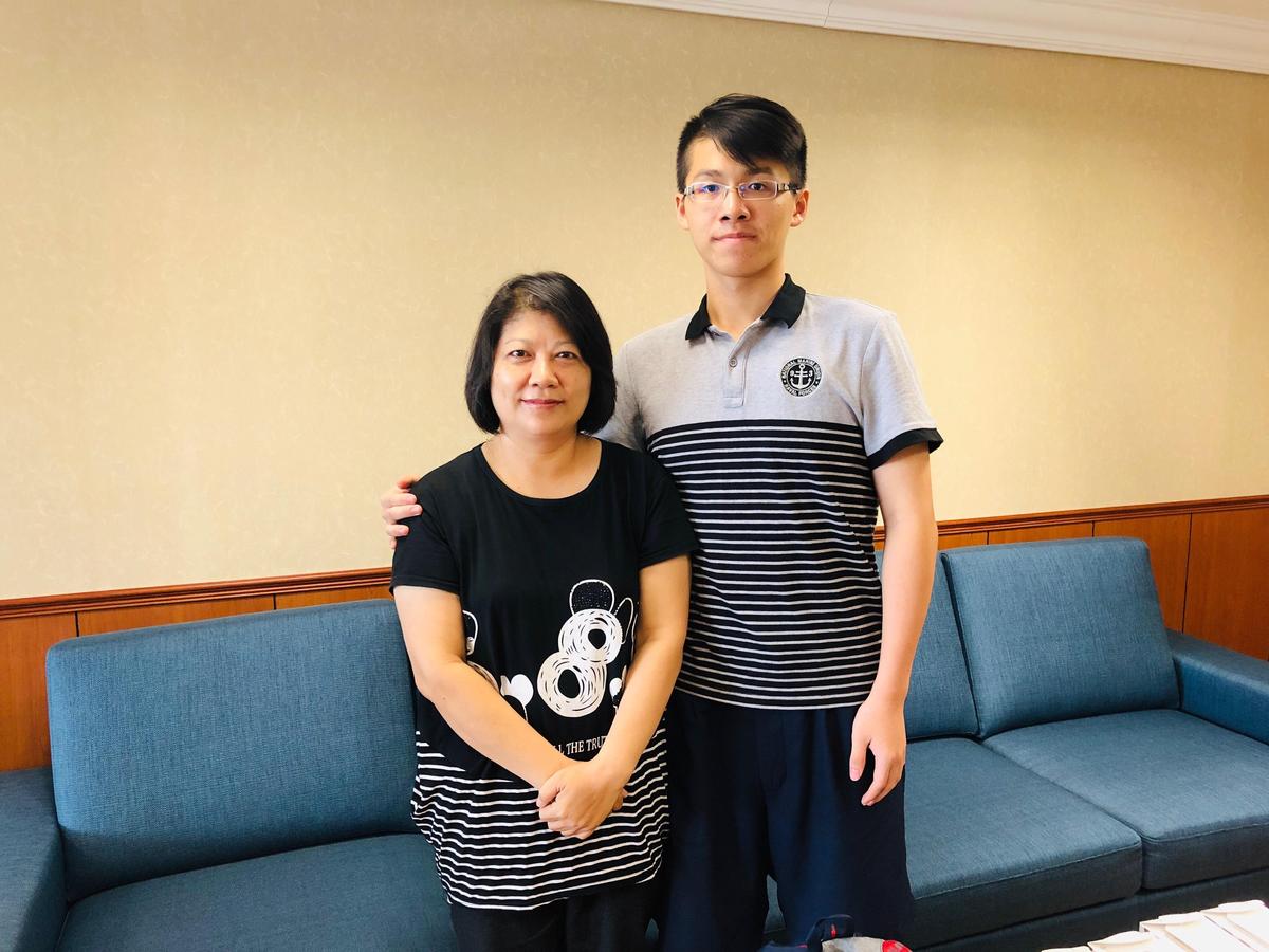 邱彤瑀在兒子陪伴下,現身分享丈夫器官捐贈的心路歷程。圖/高雄長庚提供