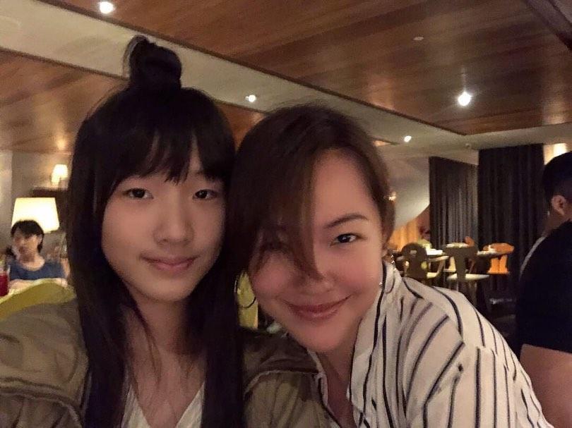 大女兒Elly拍了一個短片感謝媽媽13年來的照顧,讓小S好感動。(翻攝自小S IG)