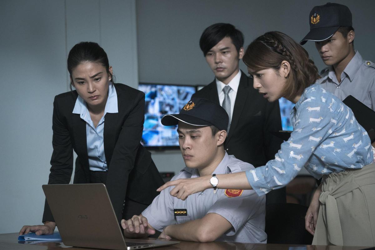 洪小鈴(左)在公視《生死接線員》演檢察官,與主演劉倩妏(右)在病患溺水的泳池現場進行勘驗。圖/公視提供