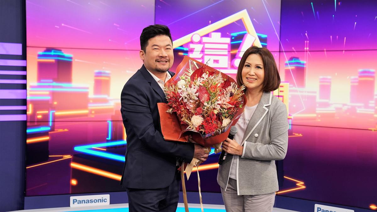 陳斐娟新談話節目《這!不是新聞》即將開播,廖慶學特地送花獻上祝福。圖/東森提供