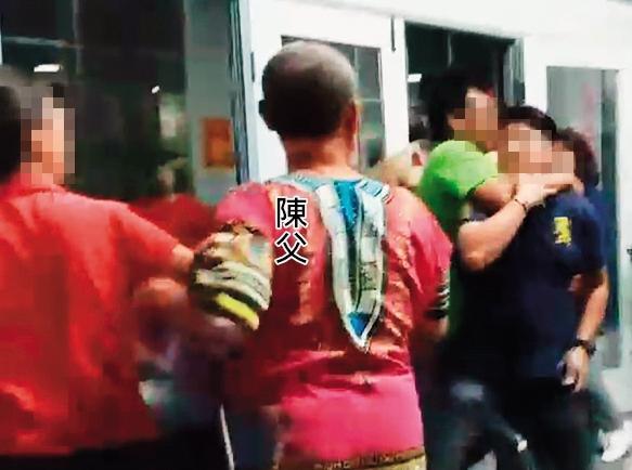藝人陳怡婷的父親遭住戶爆料在社區胡作非為,還夥同綠衣者毆打住戶。(讀者提供)
