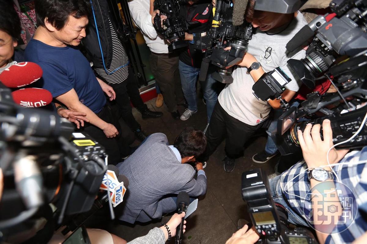 郭台銘坦言過去比較不怕記者,現在卻相反最怕記者,幫記者綁個鞋帶就被寫成這樣。圖/鏡週刊