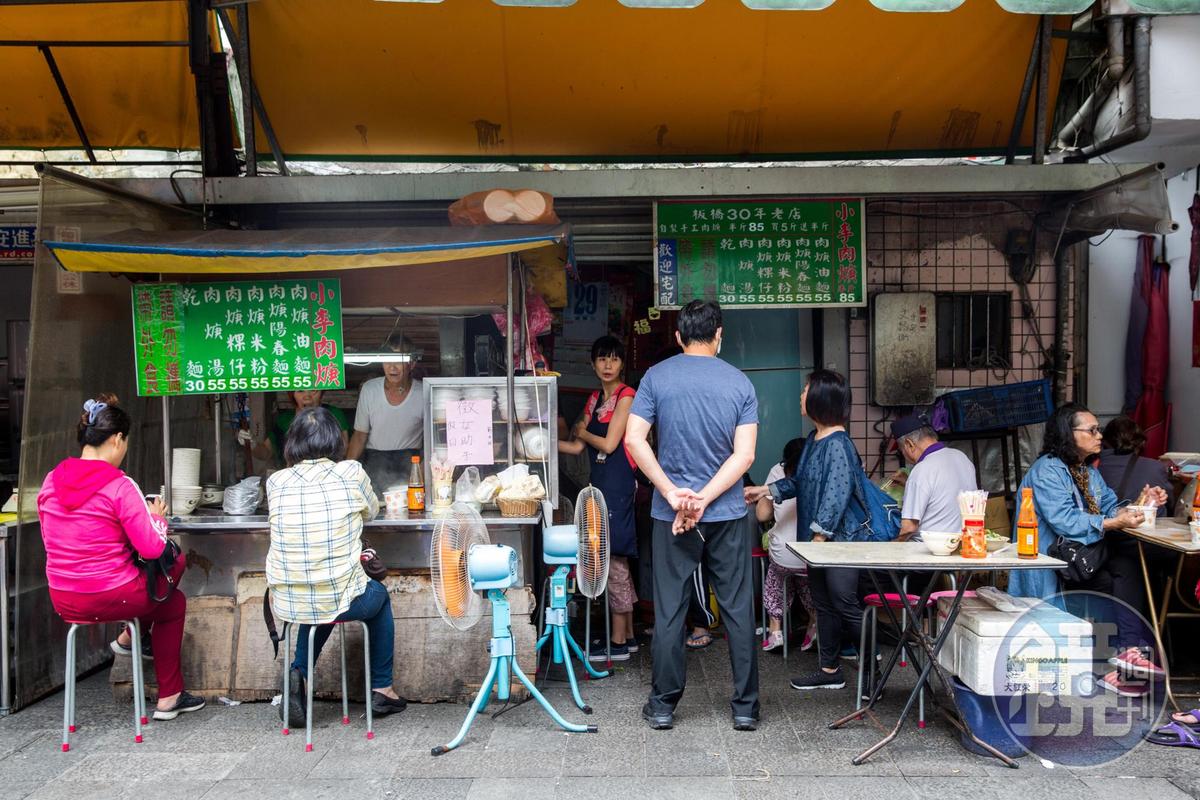 「小李肉羹」擺攤超過30年,附近商家、在地人都很推薦。