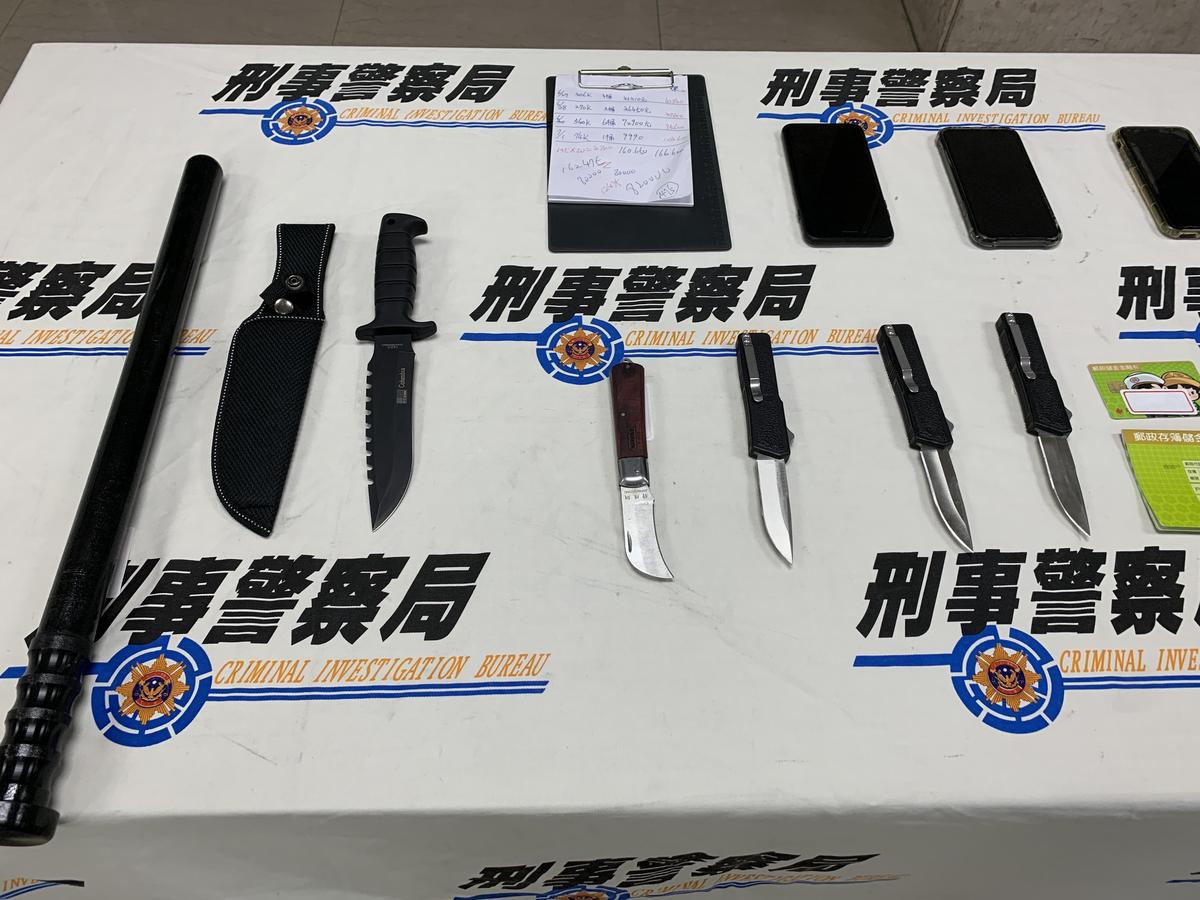 專案小組4日同步搜索,在成員家中查扣犯罪贓證物。(翻攝畫面)