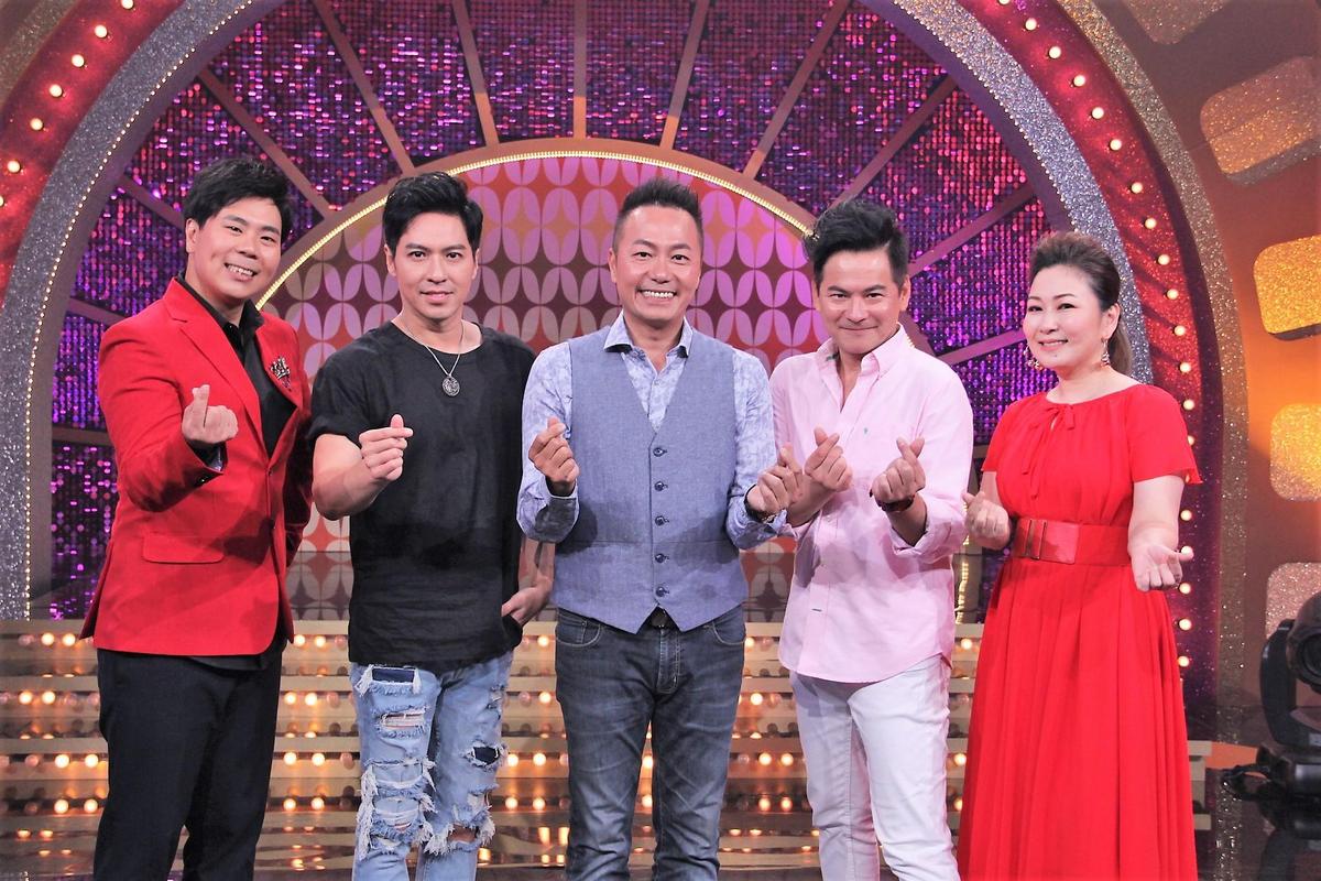 昔日偶像男子團體「紅孩兒」成員王海輪(左二)、張克帆(中)與馬國賢(右二)日前上節目大聊當年解散祕辛。(年代提供)