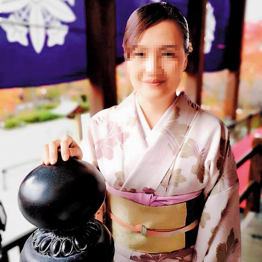 華航美魔女董靜宜是空品處管制組長,卻搭國安局便車,大買香水等免稅品,華航已決定懲處。