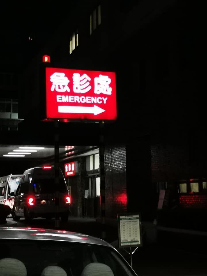 烘焙坊老闆4年來,在打烊後跑過各大醫院急診室及消防分隊送愛心麵包。(翻攝爆怨公社)
