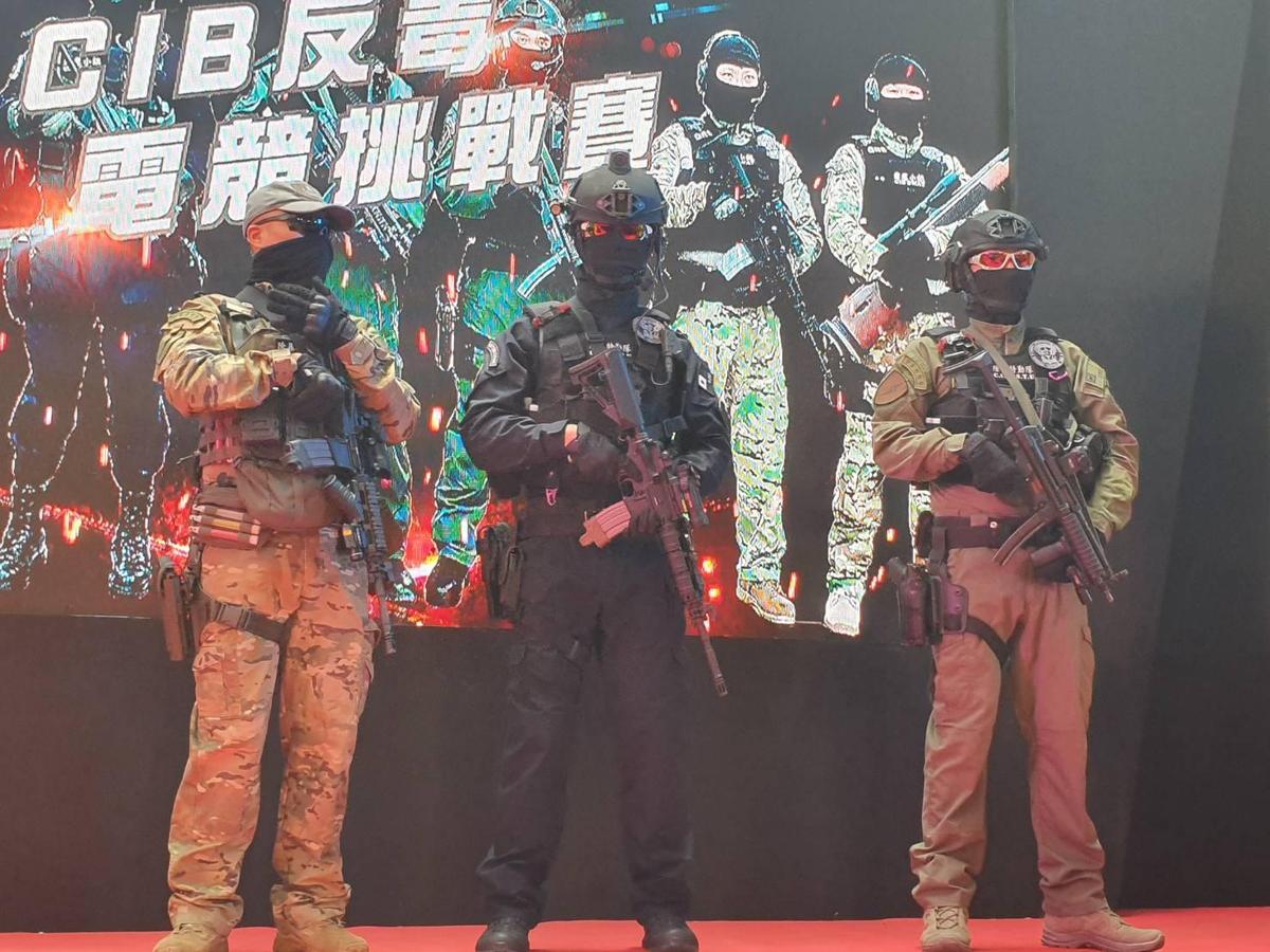 刑事局除暴特勤隊親臨漫博現場,向觀眾展示打擊毒品決心。(翻攝臉書)