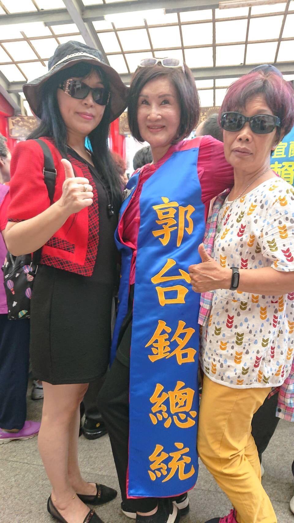 恬娃曾自製戰袍力挺郭董,還曾揚言要拍全裸寫真以表忠心。(翻攝自恬娃臉書)