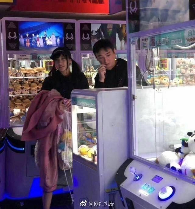佐野雛子(左)去年被拍到和王思聰出雙入對,手上還提著一袋戰利品。(翻攝自微博)