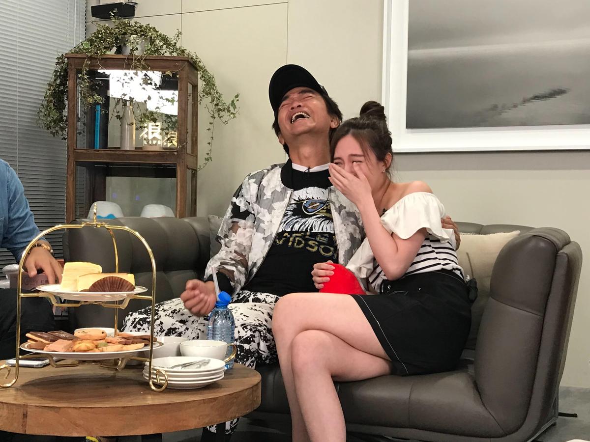 吳宗憲想起了經典韓劇《藍色生死戀》的女主角恩熙,現場牽起又曦的手重演經典橋段。(浪Live)