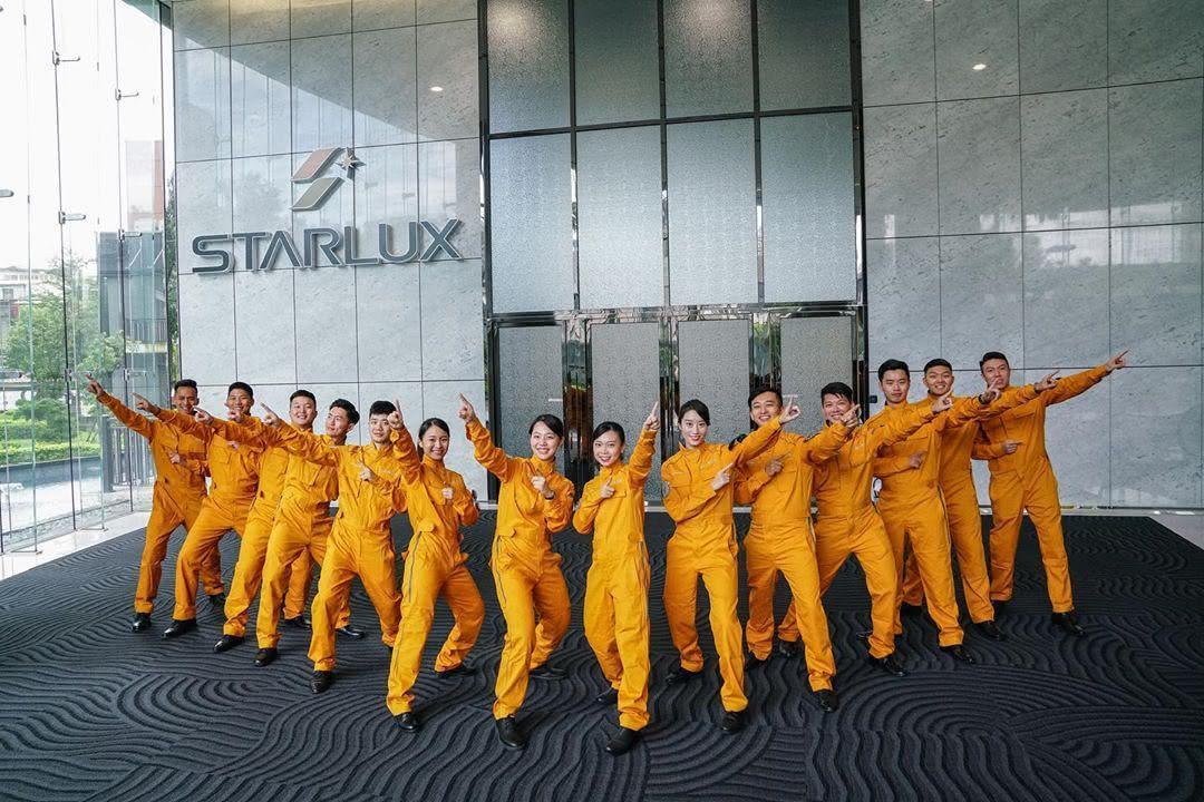 星宇航空在IG貼出第二批培訓飛航員合照。(翻攝自星宇航空Instagram)