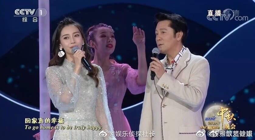 Angelababy則是與男歌手蔡國慶合唱,網友調侃她要是與黃曉明一起唱,調音師條他倆的走音應該會很辛苦。(翻攝微博)