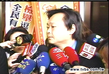 王世堅28日跳海 上百支持者陪跳