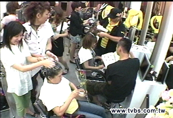 1元上美容院 孩子表孝心爲母洗頭 Tvbs新聞網