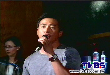 江宏恩搞斷背情?! 中秋夜熱吻男友人