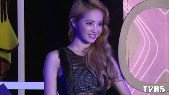 Jolin新歌「呸」 MV一人飾4角諷臉書成癮症|│TVBS新聞網