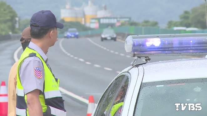搏命爬5 4米etc拍照取締警 因公不違法 開單 違規 tvbs新聞網