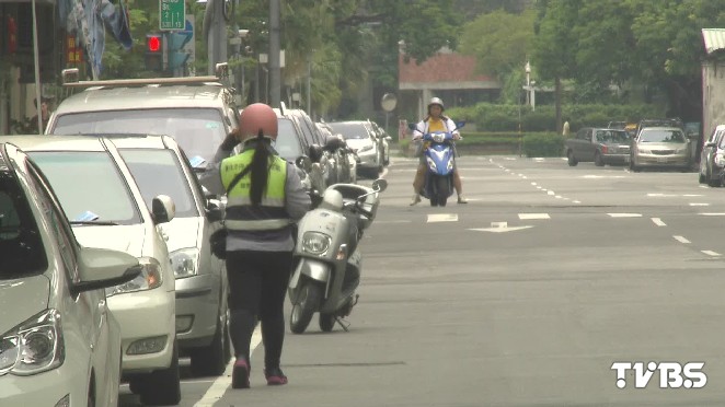 月薪8萬 路邊停車收費員開單多獎金高 Tvbs新聞網