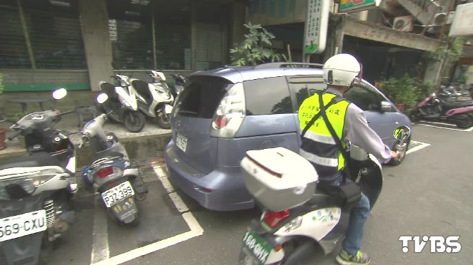 月薪8萬 路邊停車收費員開單多獎金高 Tvbs新聞網