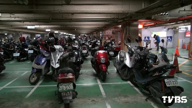 獨家 賣場機車搶離開噪音大 空氣汙染嚴重 停車場 廢氣 Tvbs新聞網