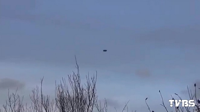 18世紀就發現UFO! 古書繪碟狀物穿雲層