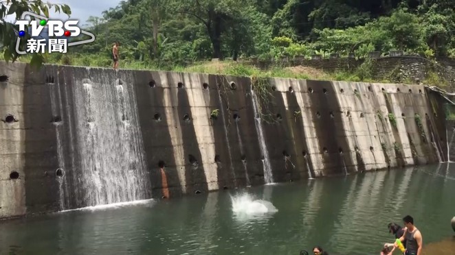 秘境 夢谷瀑布雖美水深 落石多藏危險 安全 戲水 Tvbs新聞網