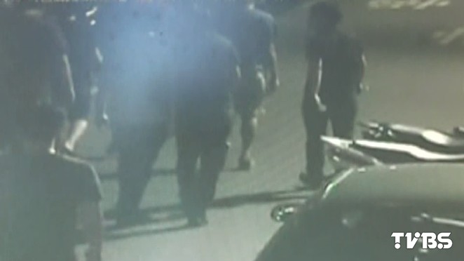 涉暴力討債20黑衣人街頭持信號彈叫囂 討債集團 竹聯幫 弘仁會 高利貸 鬧事 tvbs新聞網