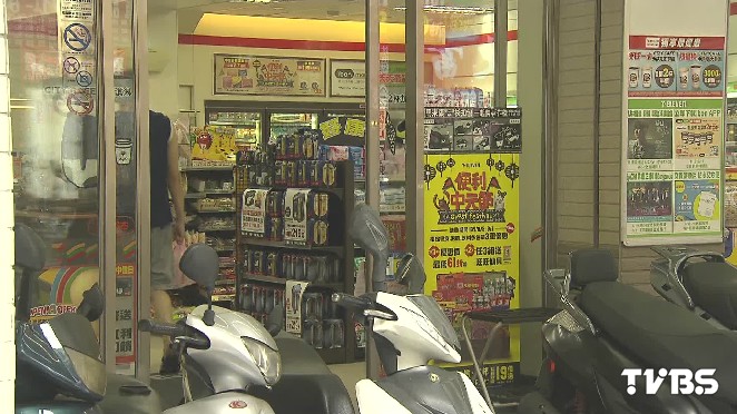 從外打進超商!砸設備 兩店員嚇躲櫃台 超商 打架3