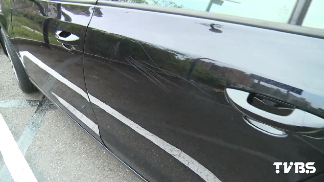 又是你 刮車怪客再犯案9車板金遭毀 烤漆 美工刀 Tvbs新聞網 又是你 刮車怪客再犯案9車板金遭毀 烤漆 美工刀 Tvbs新聞網