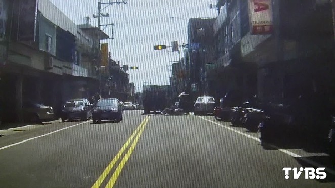 翁以為自摔 機車滿擦痕警懷疑被撞肇逃 肇事逃逸 擦撞 Tvbs新聞網 翁以為自摔 機車滿擦痕警懷疑被撞肇逃 肇事逃逸 擦撞 Tvbs新聞網