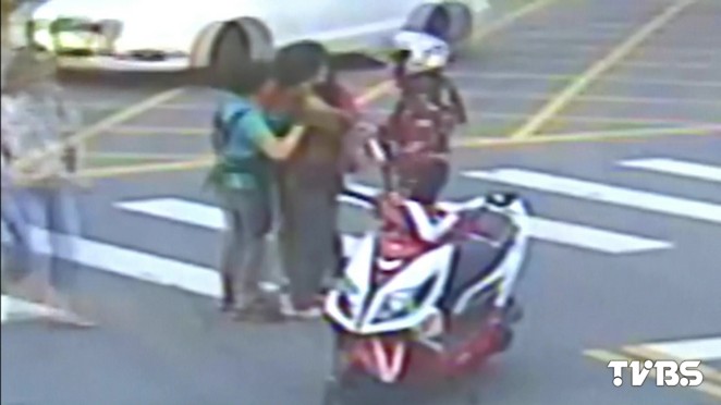 獨家 她闖紅燈撞傷我 不計較走人反被告肇逃 肇事逃逸 誣賴 Tvbs新聞網 獨家 她闖紅燈撞傷我 不計較走人反被告肇逃 肇事逃逸 誣賴 Tvbs新聞網